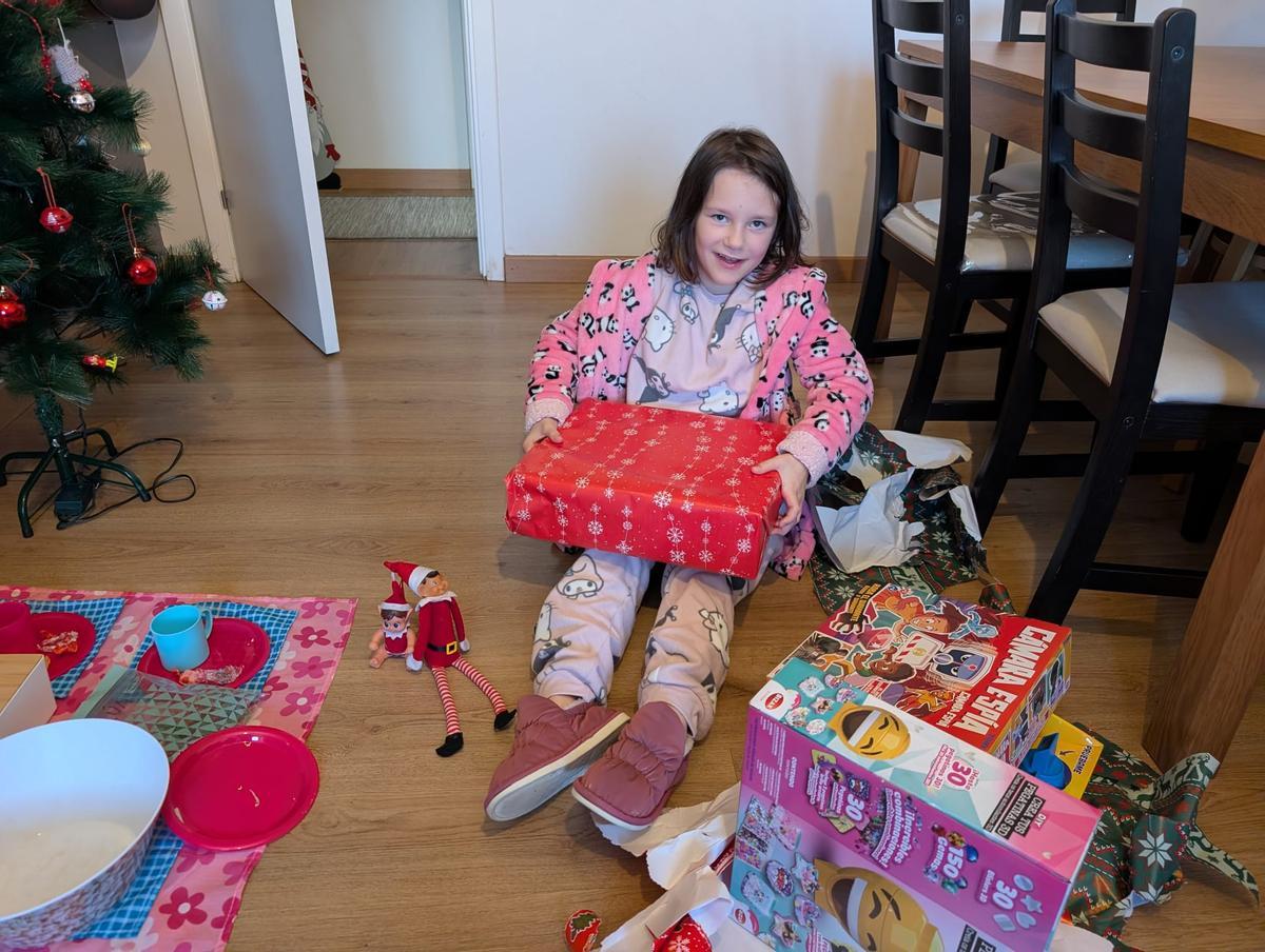 La compostelana Lua Otero abre sus regalos en el Día de Reyes