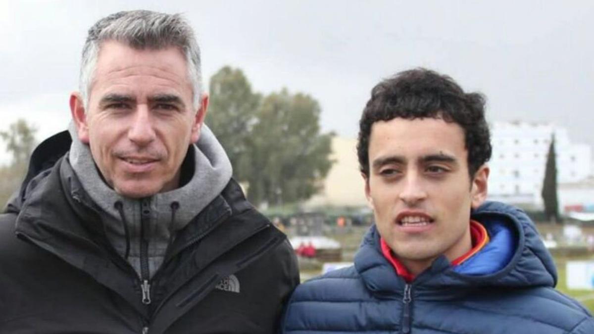 Diego Bravo, con su entrenador Uriel Reguero.