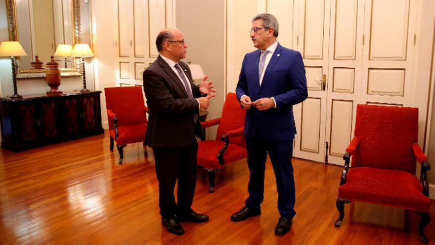 José Miguel Barragán, a la izquierda, conversa con Román Rodríguez.