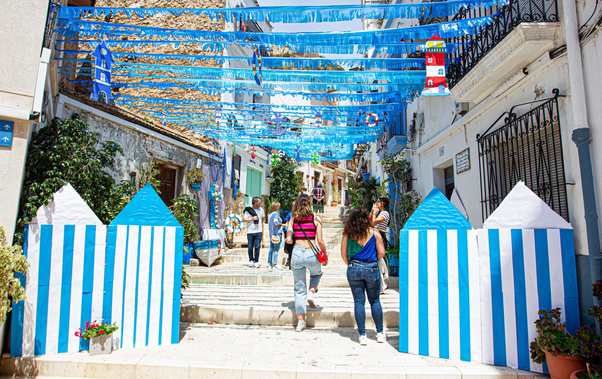 Santa Cruz se engalana con las Cruces de Mayo