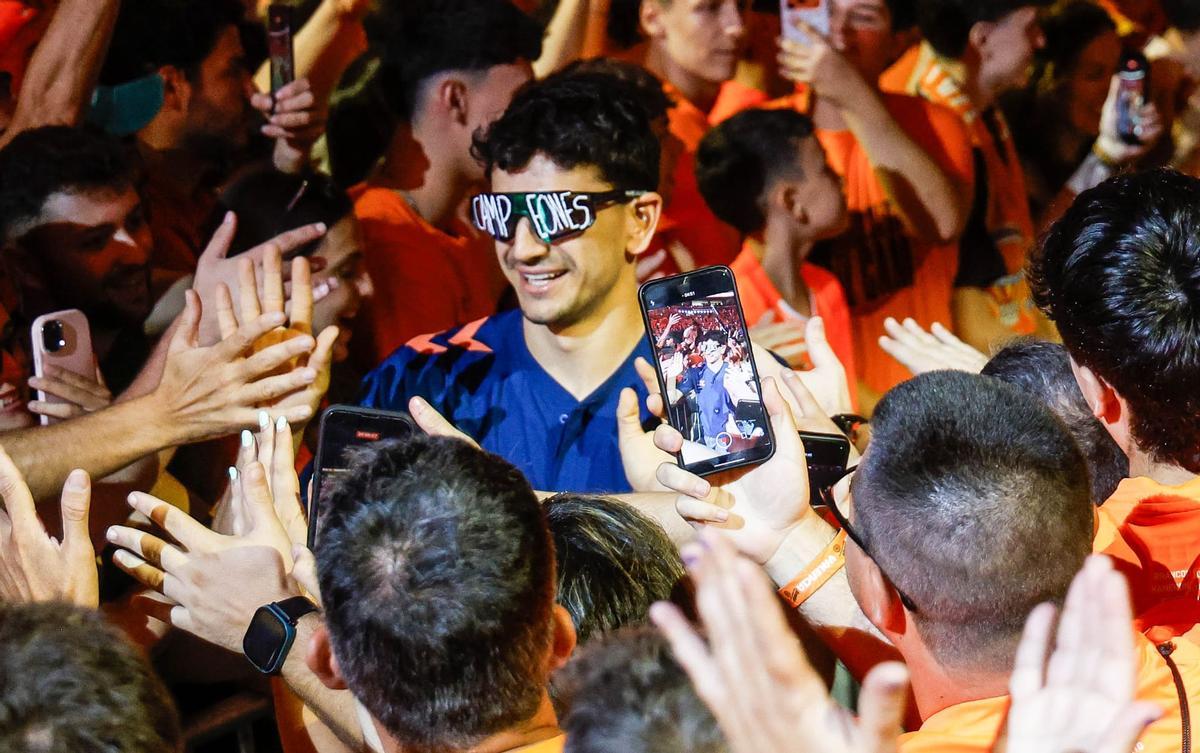 La celebración del Valencia Basket de la Liga Endesa en el Roig Arena, en imágenes