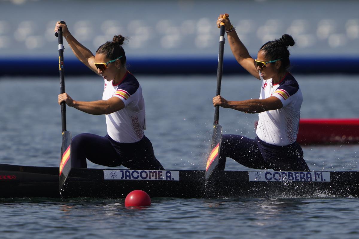 María Corbera y Antía Jacome en las series del C2 femenino en los Juegos.
