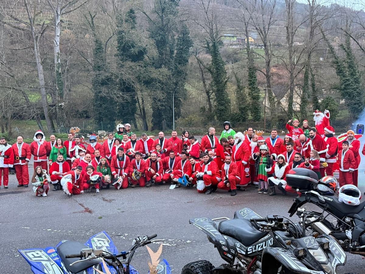 Papanoelada motera y solidaria en Cangas del Narcea