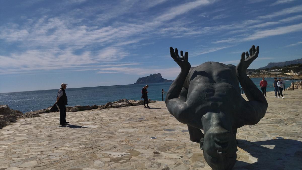 La imponente escultura, en la explanda del Castell de Moraira