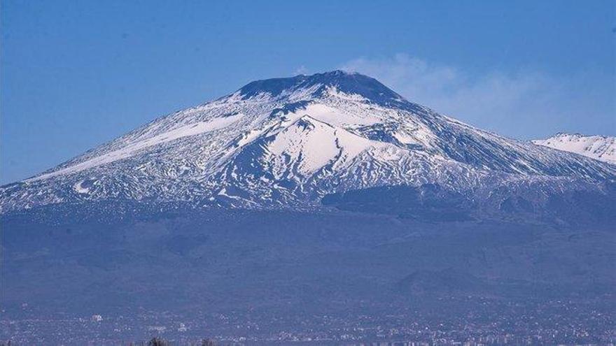 VÍDEO  El volcán Etna entra en erupción