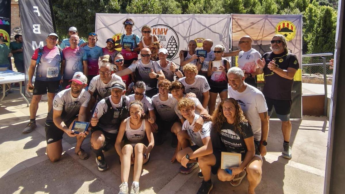 Los participantes de la cursa posan.