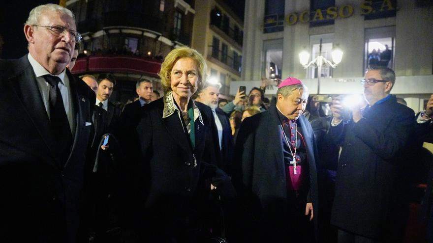 Ovación a la reina Sofía en una Madrugá de Sevilla en la que no le quedó ni una por ver