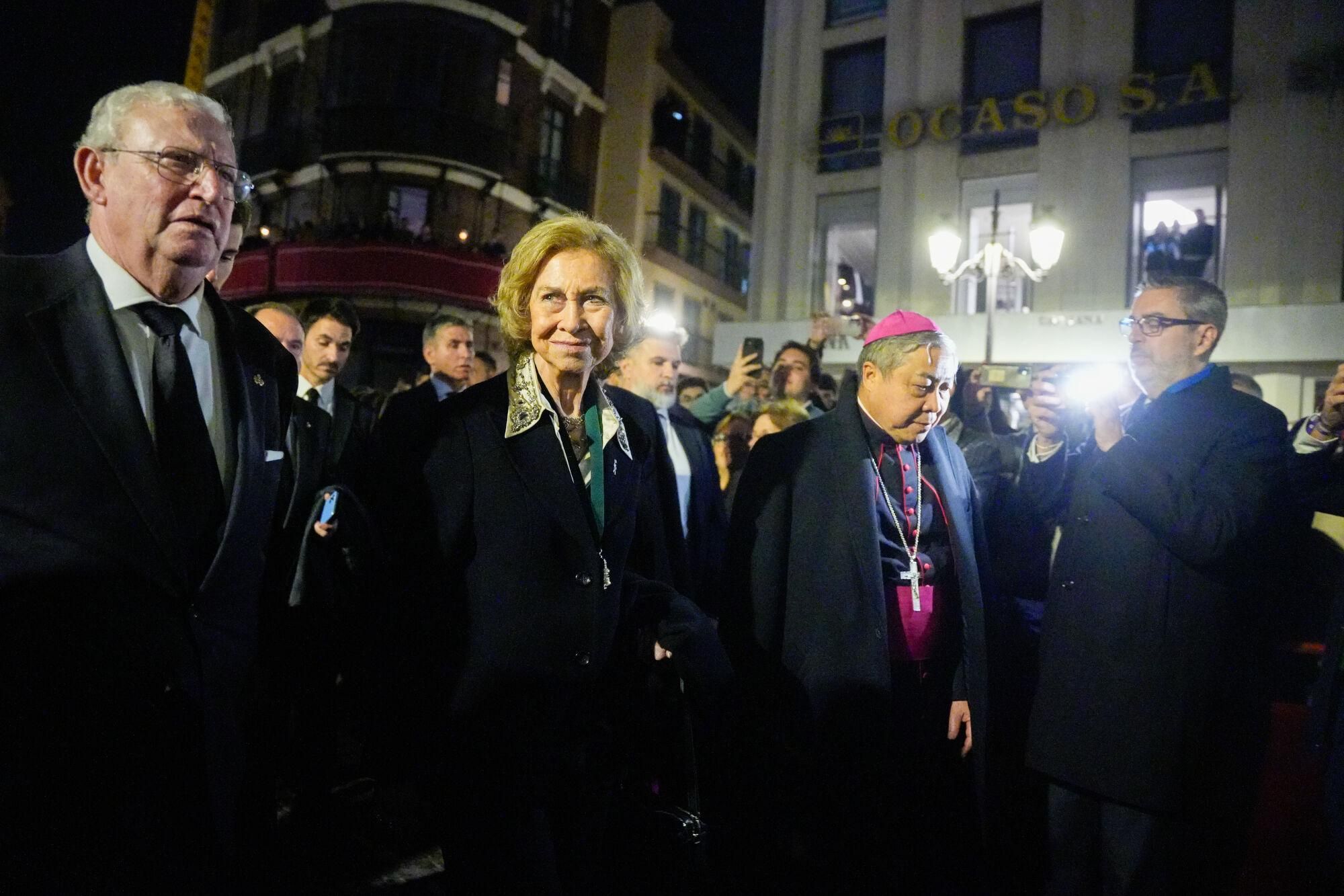 La reina Sofía presencia el paso del Gran Poder por la Campana. A 18 de abril de 2025 en Sevilla, Andalucía (España). La Reina Sofía ha visitado Sevilla para presenciar la Madrugá, una de las noches más emblemáticas de la Semana Santa. Su presencia ha despertado gran expectación entre los sevillanos y cofrades. 18 ABRIL 2025 Francisco J. Olmo / Europa Press 18/04/2025. REINA SOFIA;Francisco J. Olmo;