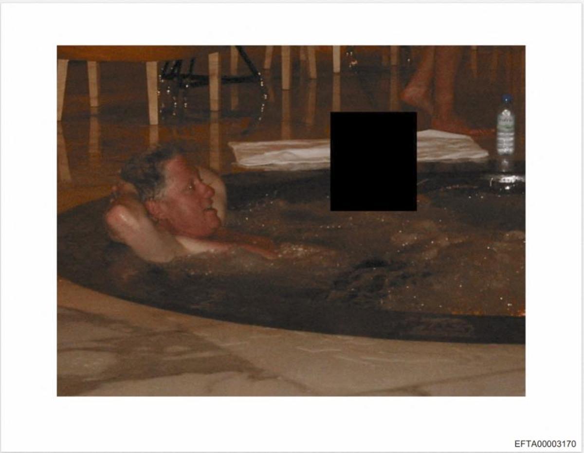 Bill Clinton, en un jacuzzi en compañía de una persona a la que le han tapado la cara en esta foto de los archivos del pederasta Jeffrey Epstein difundida por el gobienro norteamericano.