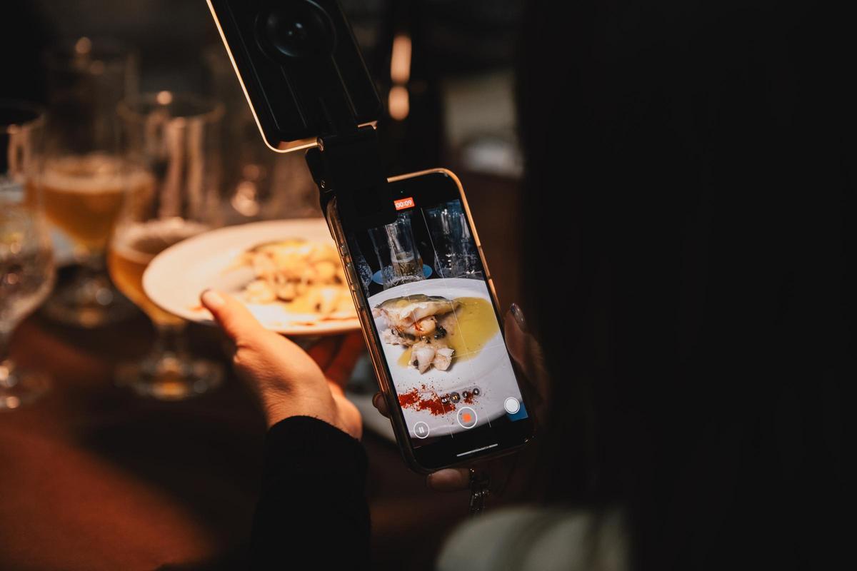 La Alhambra Reserva Roja fue servida junto a un bao de carrillera ibérica con demiglace, cebolla caramelizada y mayonesa de hoisin