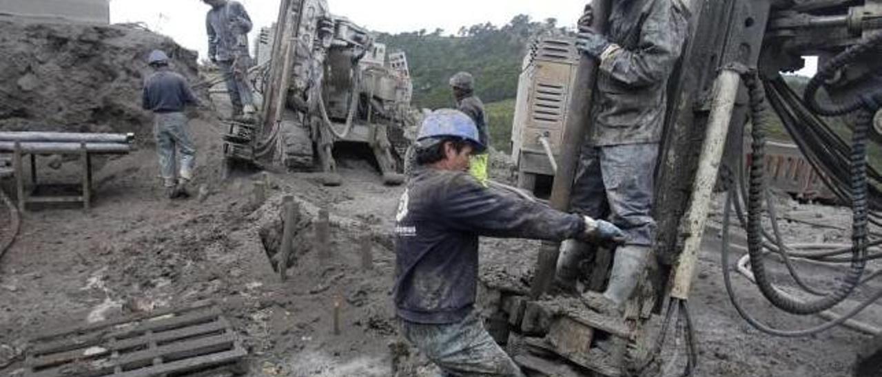 Operarios realizan obras con maquinaria pesada en el término municipal de Andratx.