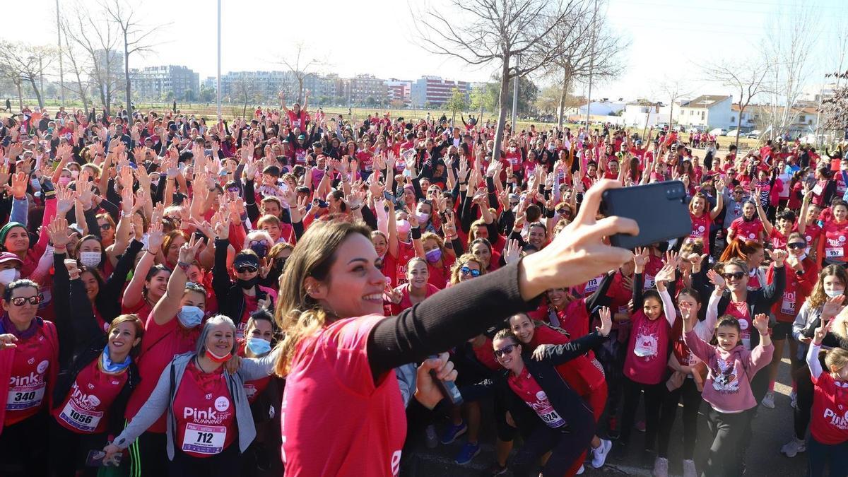 Un grupo de mujeres se hace un &#039;selfie&#039; antes de comenzar la Pink Running de Córdoba.
