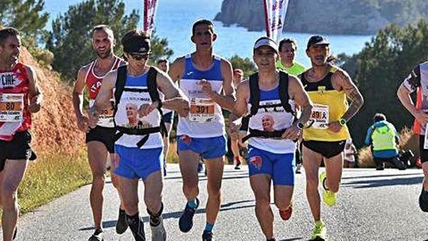 Un grupo de atletas en plena acción en una de las citas de la Media Maratón de Ibiza.