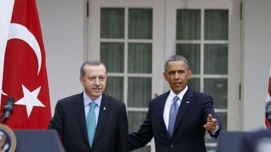 Obama, ayer, con el primer ministro turco Erdogan.  // Reuters