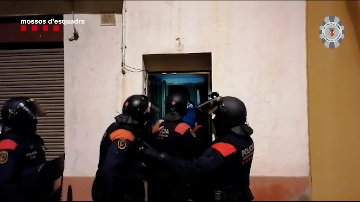Els Mossos entrant al pis de l&#039;Hospitalet de Llobregat on pressumptament es venia cocaïna. (Horitzontal)