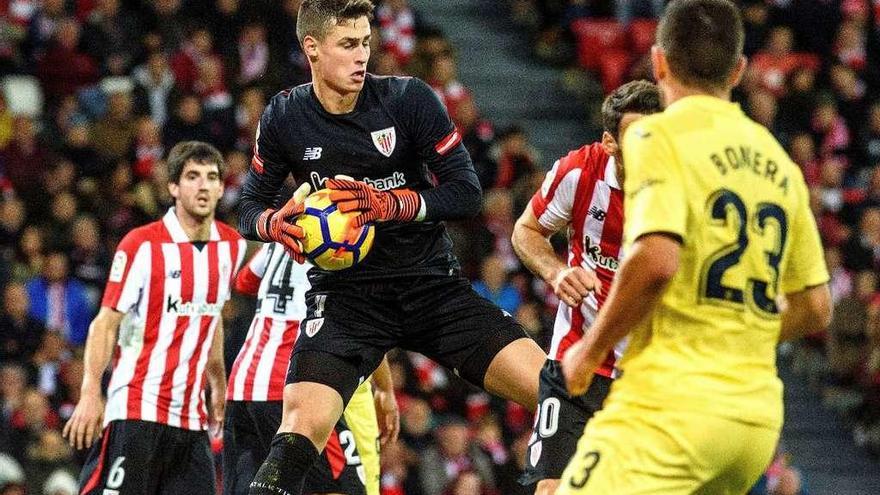 Kepa atrapa un balón ante la presencia de Bonera, jugador del Villarreal.