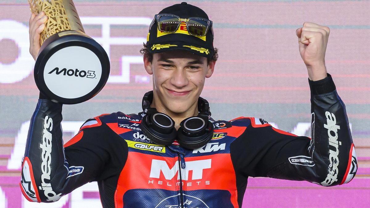 Ángel Piqueras celebra su victoria en Moto3 en Catar.