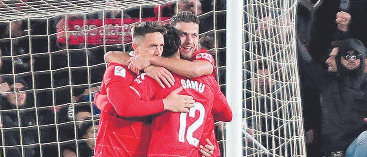 Copete, Samú y Raíllo se abrazan tras ganar al Girona.