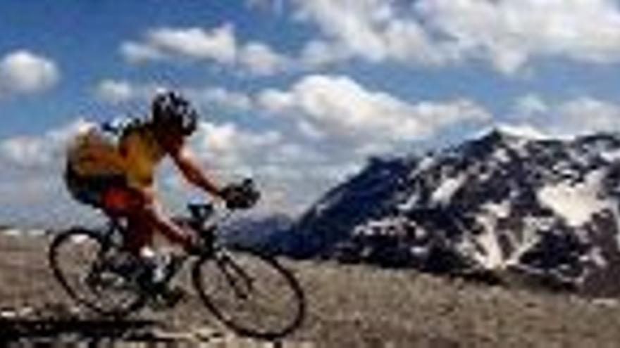 Armstrong se pone a rueda del gran récord de Miguel Induráin