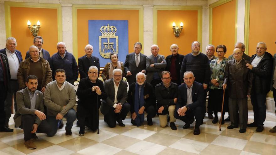 POSADO OFICIAL EN EL AYUNTAMIENTO DE OVIEDO. De pie, de izquierda a derecha: Xulio Concepción (Lena), Miguel Ángel Fuente Calleja (Noreña), José Luis Cabo (Riosa), Juan José García González (Muros de Nalón), Armando Barrero (Allande), Francisco José Rozada (Parres), Carmen Ruiz-Tilve (Oviedo), Alfredo Canteli (alcalde de Oviedo), Juan Luis Álvarez del Busto (Cudillero), Andrés Martínez Vega (Infiesto), Luis Miguel Piñera (Gijón), Juan Manuel Estrada (Caso), Rosa María Rodríguez (Las Regueras), José Ramón Rodríguez (Corvera), Leocadio Redondo Espina (Nava) –semitapado–, Pepa Sanz Fuentes (Avilés) y Miguel González Pereda (Villaviciosa). Agachados, por la izquierda, Roberto Fernández Osorio (Quirós), Gustavo Adolfo Fernández (Grado), Juan José Domínguez (Siero), Luis Miguel Montes Arboleya (Bimenes), Celso Peyroux (Teverga), Luis Casteleiro Oliveros (Vegadeo) y Fernando Delgado (Morcín).