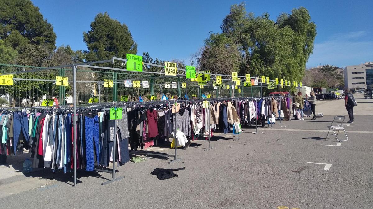 El mercadillo de Torrecremada ha vuelto a celebrarse hoy con la mitad de los puestos y no ha habido aglomeraciones