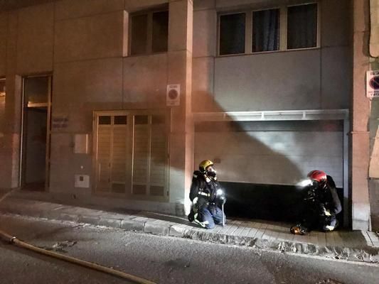 Evacúan a una veintena de vecinos por el incendio de un garaje en Santa Lucía