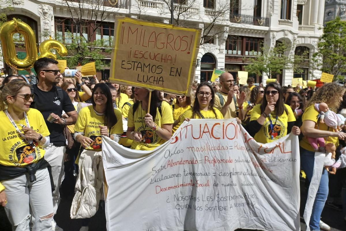 Las educadoras de escuelas infantiles protestan con camisetas amarillas, pitos y cacerolas.