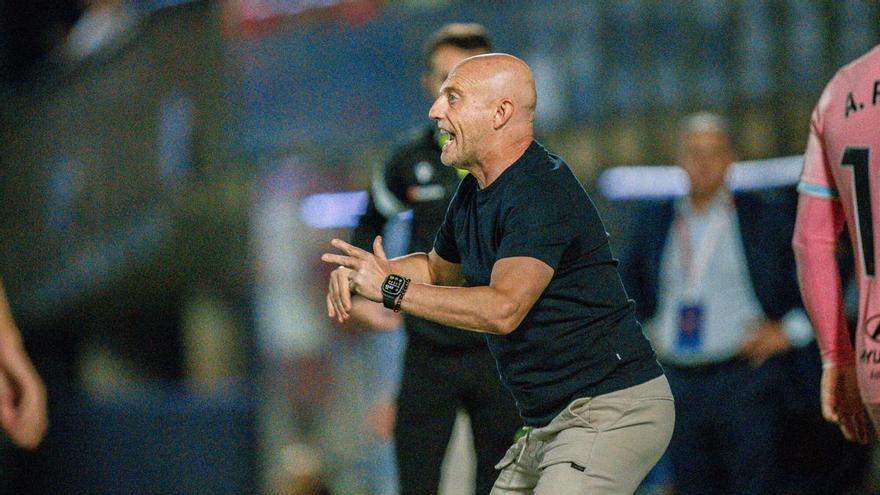 El enfado de Calero tras la goleada al Oviedo: “Tras el segundo penalti hemos estado catastróficamente mal; La segunda parte ha sido un despropósito”
