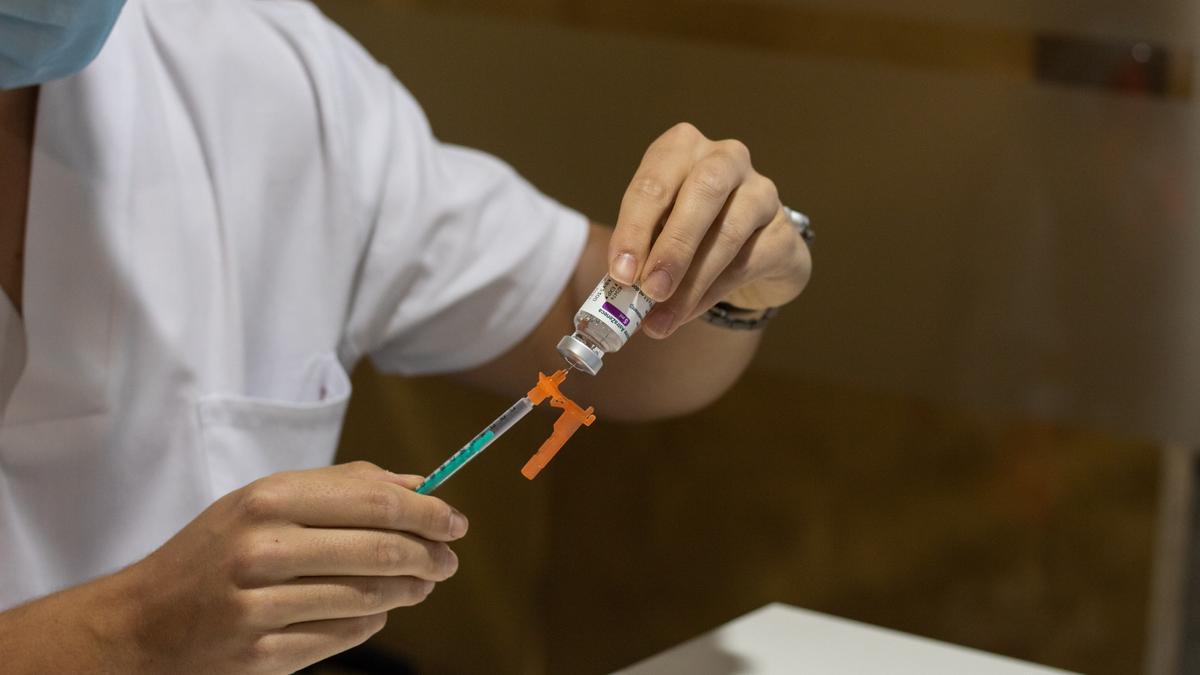 Una enfermera carga una vacuna de AstraZeneca.