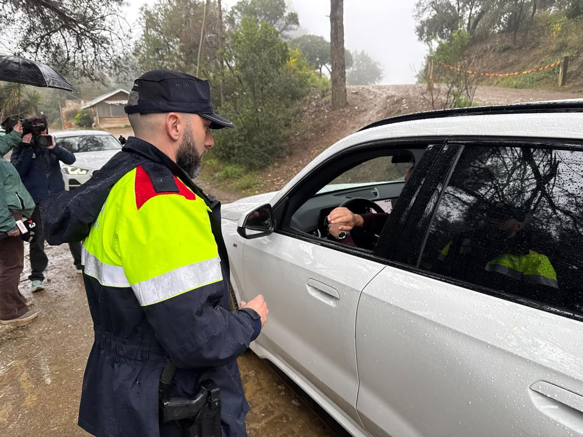 La lluvia se alía con Mossos y Guardia Urbana en el primer fin de semana de cierre de Collserola en Barcelona.
