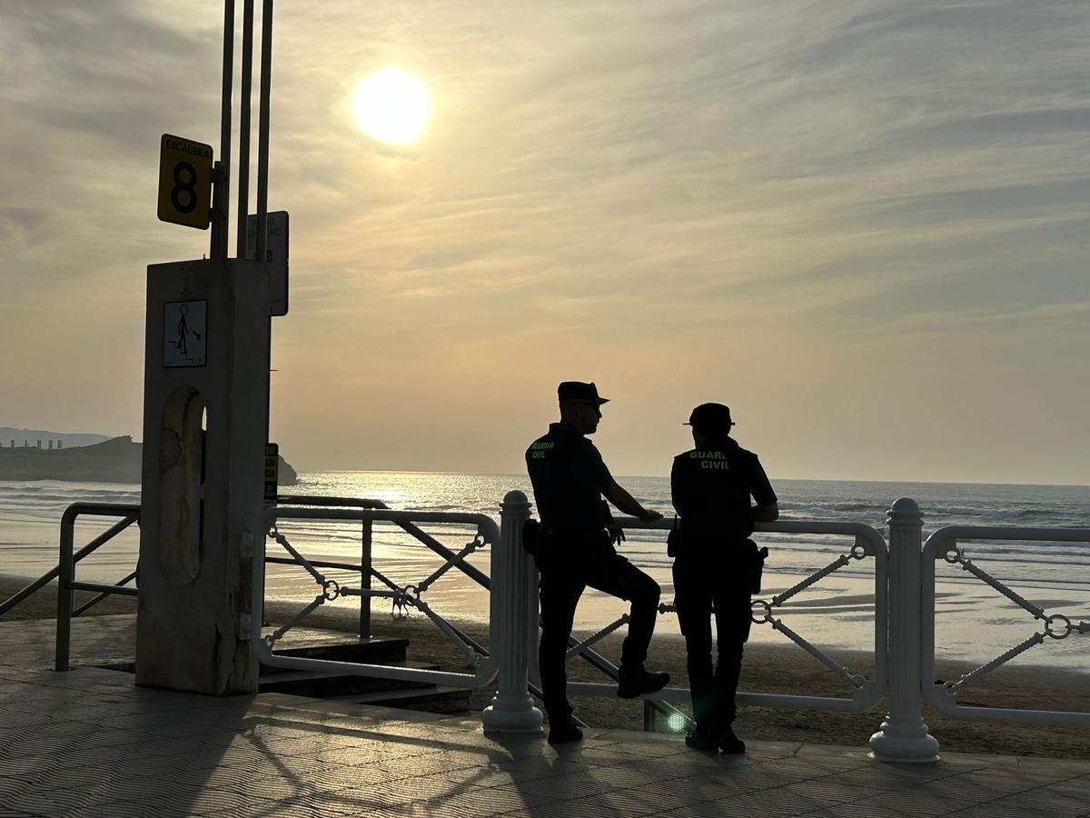 Agentes de la Guardia Civil, este martes en la playa de Salinas siguiendo el operativo de búsqueda de Iyán Fariña.