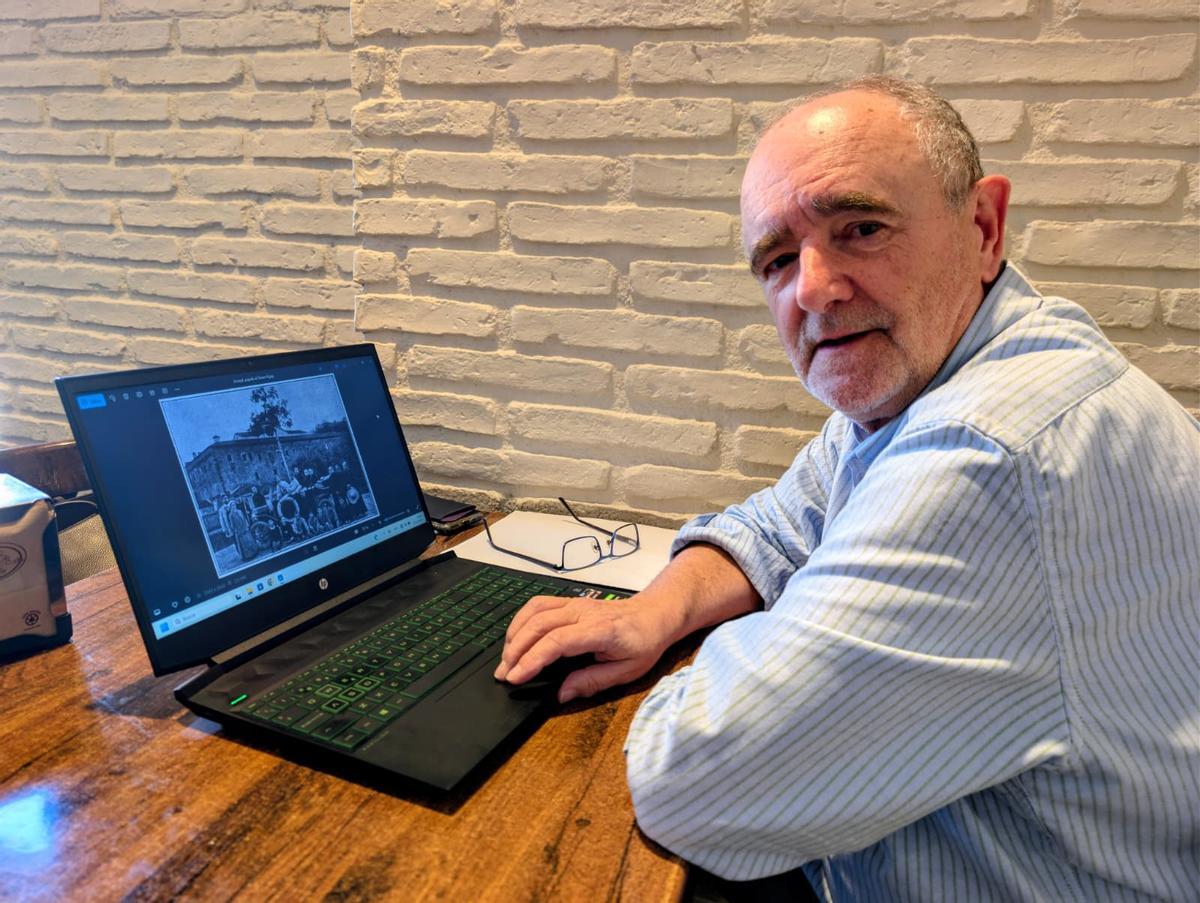 El periodista Javier Andrés mostrando las imágenes antiguas de la hazaña en el Desert.