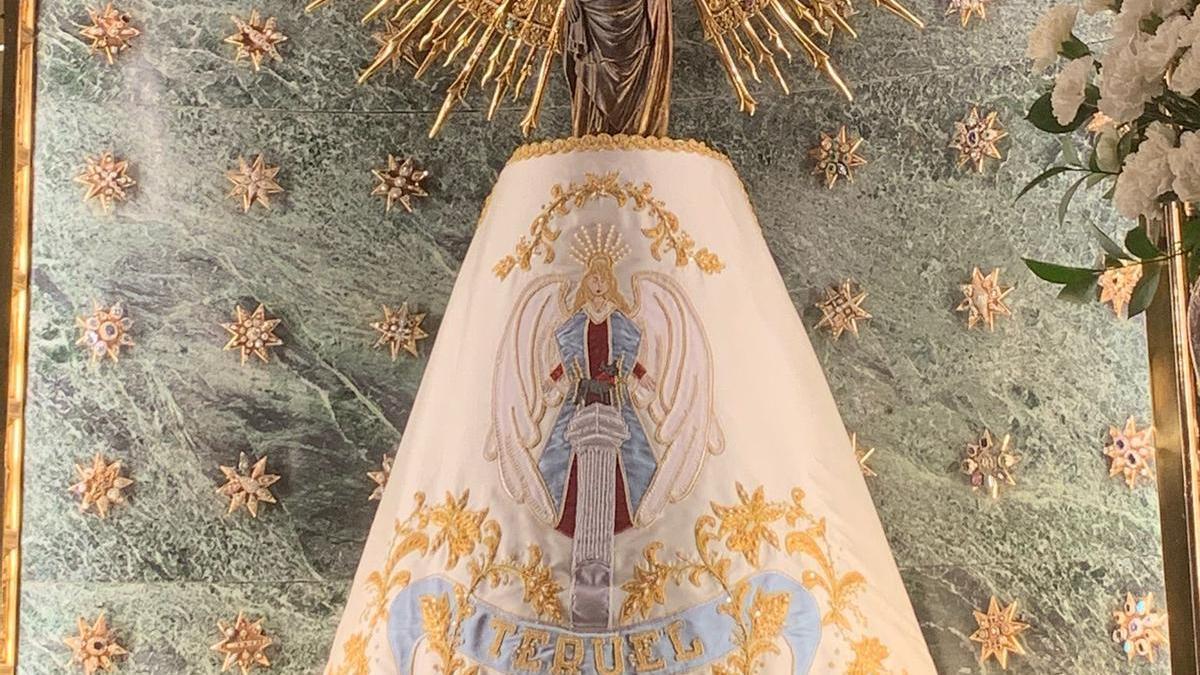 La Virgen del Pilar luce el manto con el Ángel Custodio de Teruel.