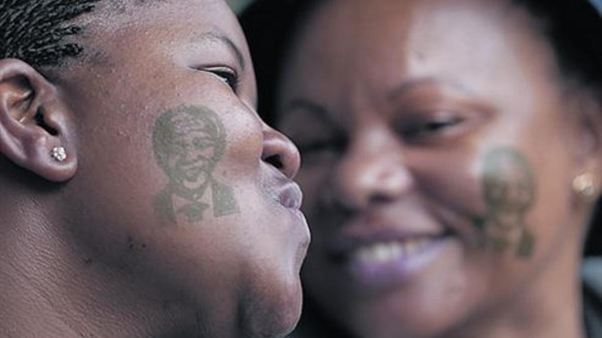 Jóvenes sudafricanos participan en el funeral de Nelson Mandela, ayer.