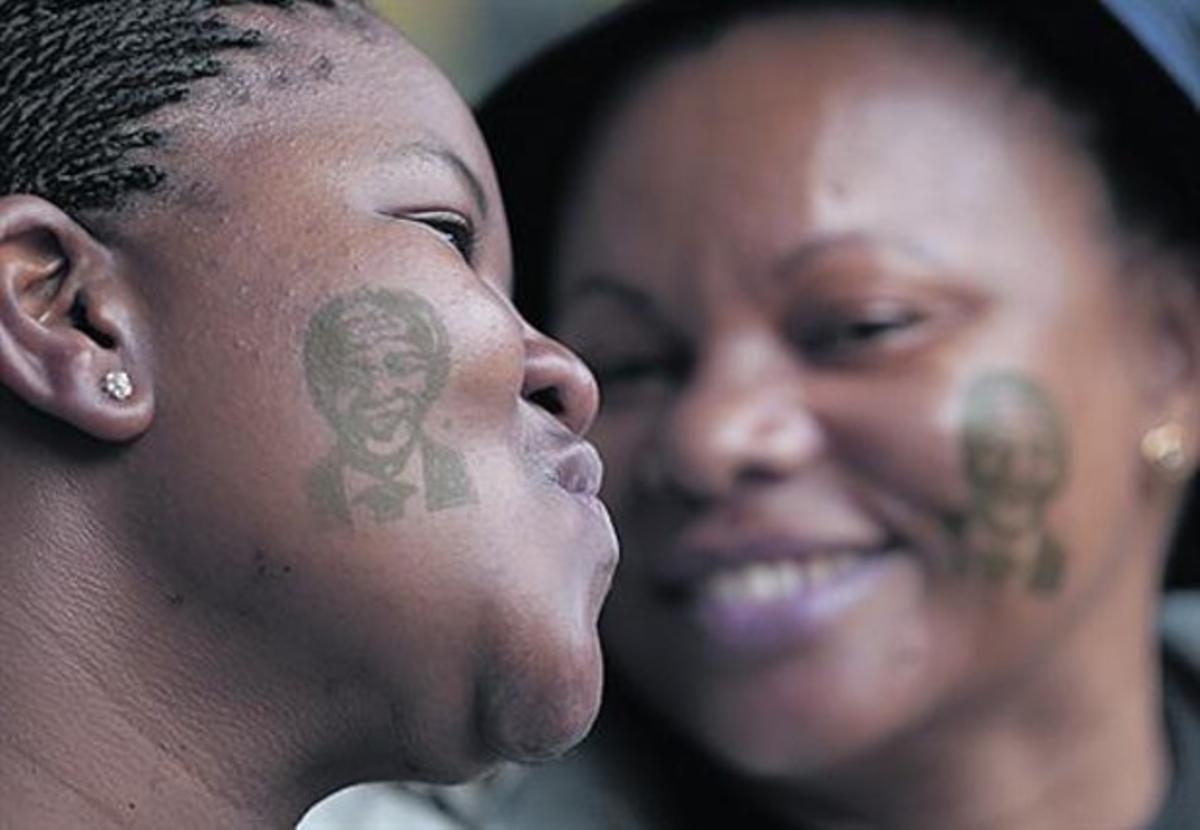 Jovessud-africans participen en el funeral de Nelson Mandela, ahir.