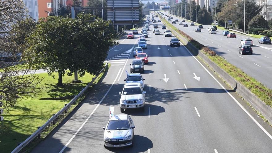 Caravana de vehículos para pedir la rebaja de los peajes de la AP-9 en A Coruña. |   // CARLOS PARDELLAS