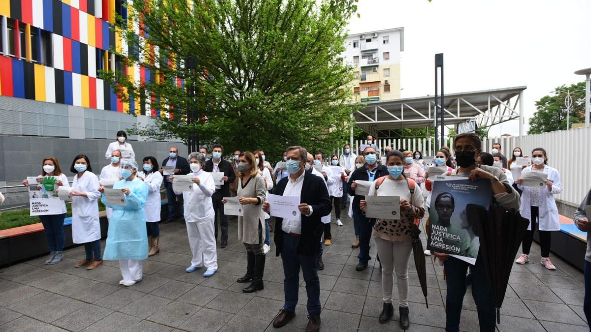 Concentración frente al centro de salud del Sector Sur para denunciar las agresiones sufridas.