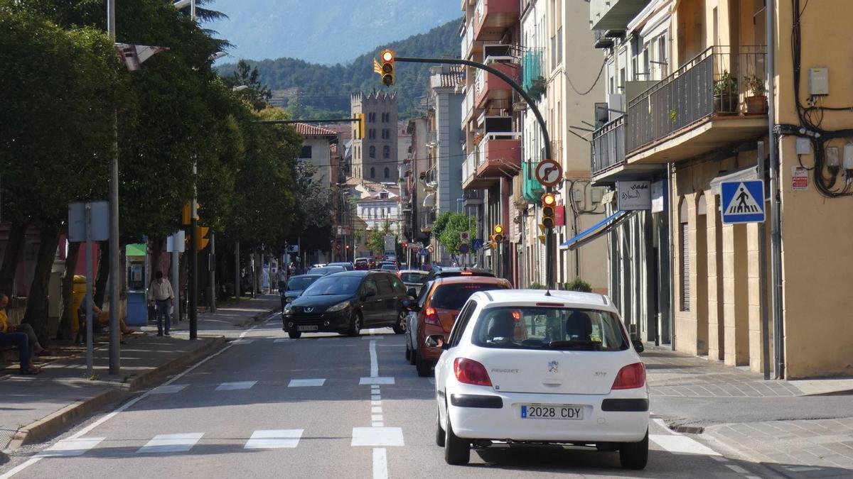 Trànsit al carrer Progrés de Ripoll.