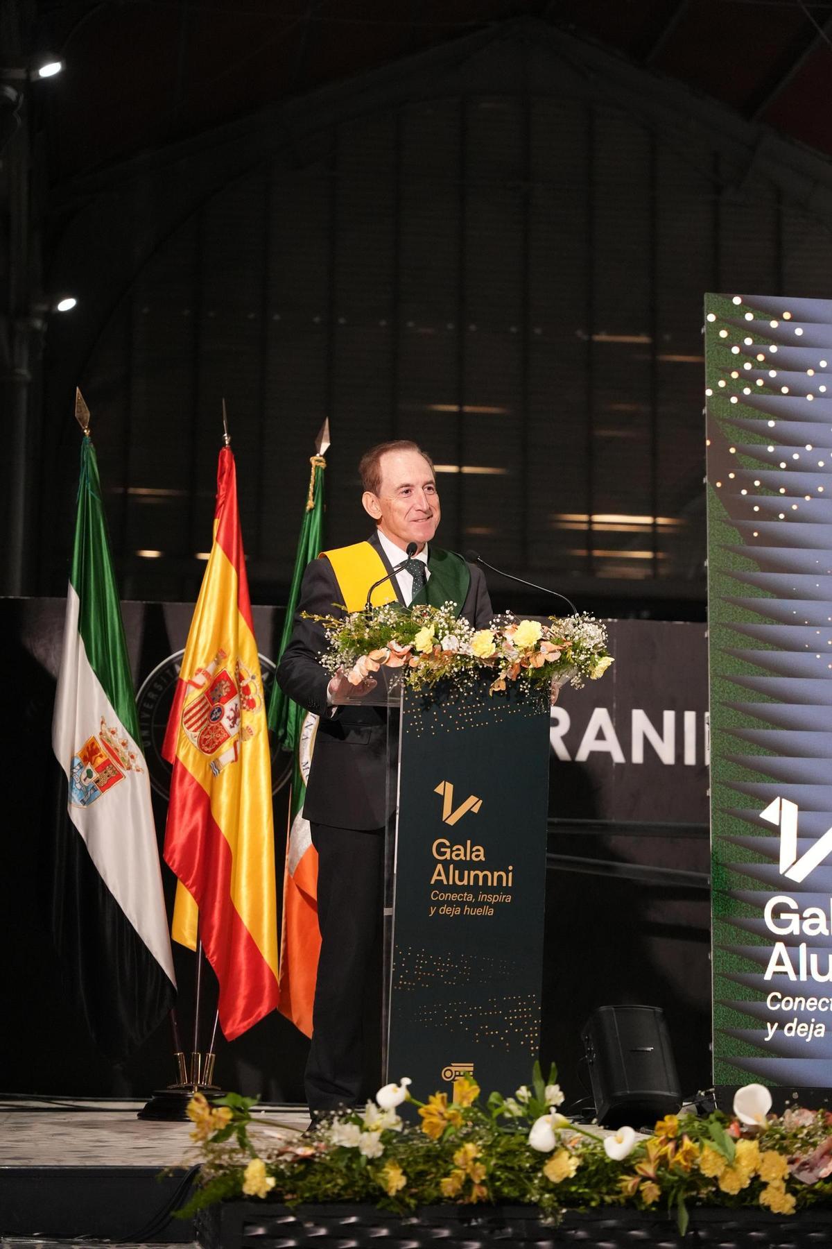 Antonio Huertas durante su intervención en la entrega de los AlumniUEx.