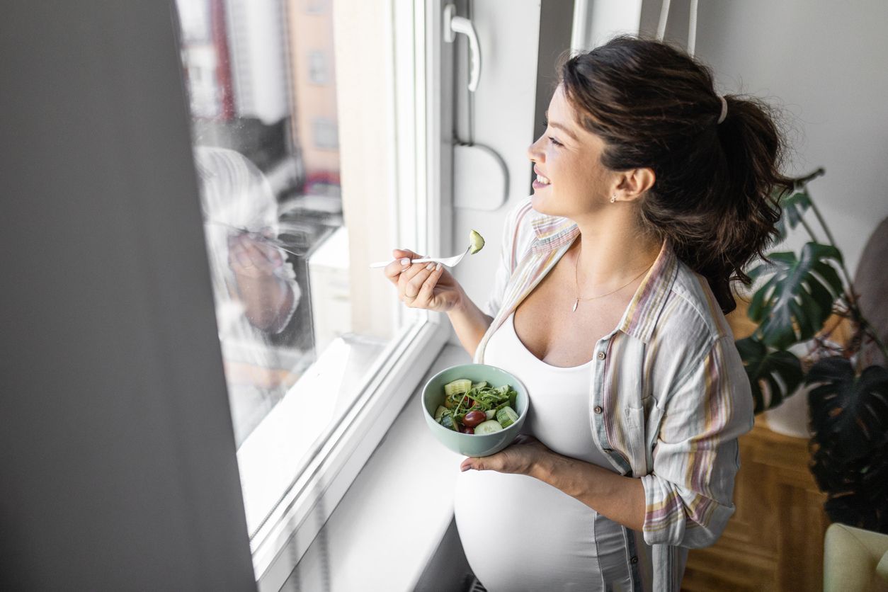 Mujer embarazada siguiendo una dieta equilibrada