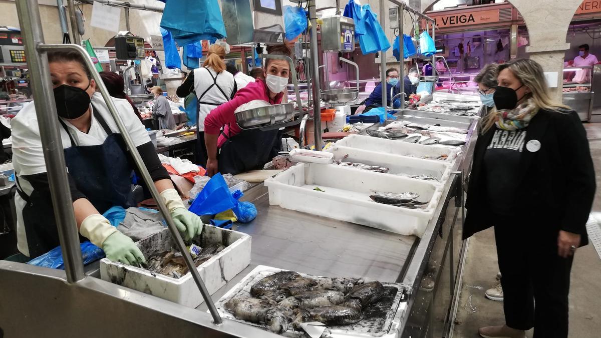 La concelleira Yoya Blanco visitando los puestos del Mercado de Abastos