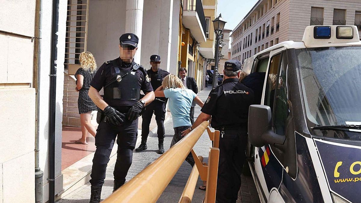 Llegada a los juzgados de Alzira de algunos de los trece detenidos en junio de 2018.  | VICENT M. PASTOR