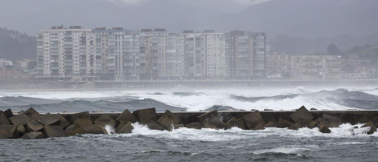 El espigón de San Juan, con la playa de Salinas y los Gauzones al fondo. | Ricardo Solís