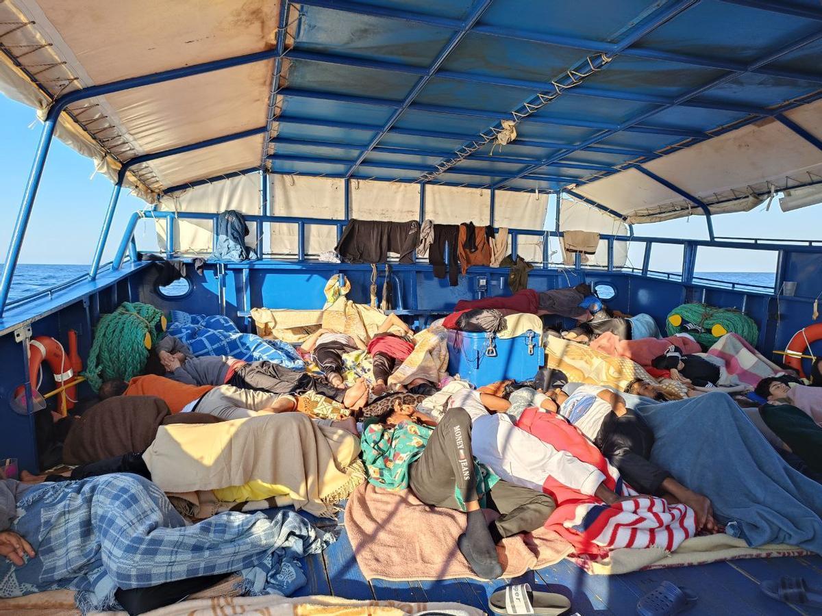 Migrantes en la cubierta del Aita Mari tras un rescate en alta mar.