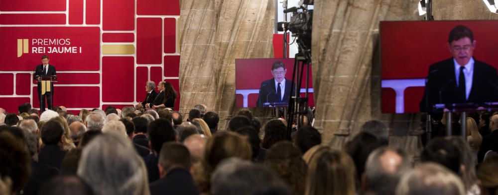 Instante de la ceremonia de entrega de los Premios Jaume I en la Lonja de València.