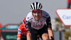 Almeida conquereix l’Angliru com un gran del ciclisme