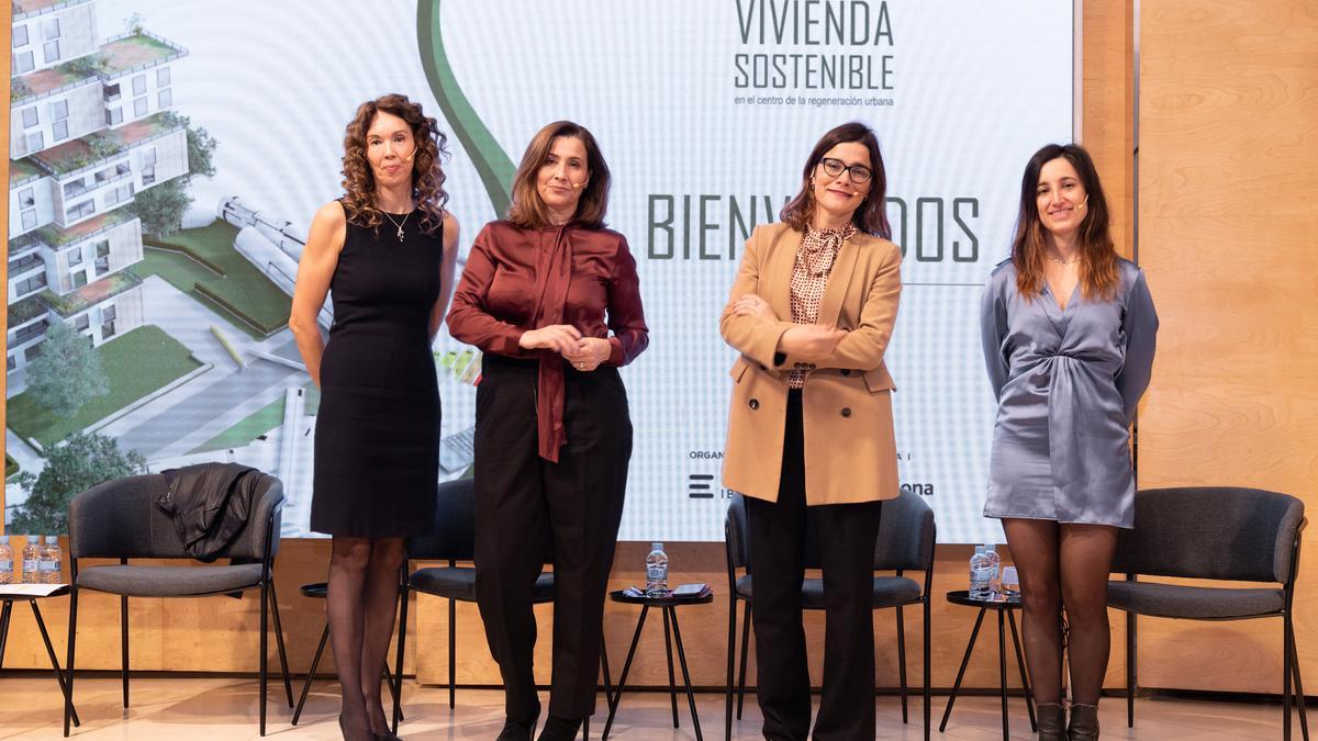 Foto de Familia: Teresa Joven, gerente de Arquitectura y Proyectos de la división Inmobiliaria de ACCIONA; Beatriz Ibernón, delegada General de Madrid de Sociedad de Tasación; Leyre Echevarría, directora de ESG &amp; Sostenibilidad de CBRE España; Alicia Regodón, experta en sostenibilidad de la vivienda de la United Nations Human Settlements Programme, UN-Habitat