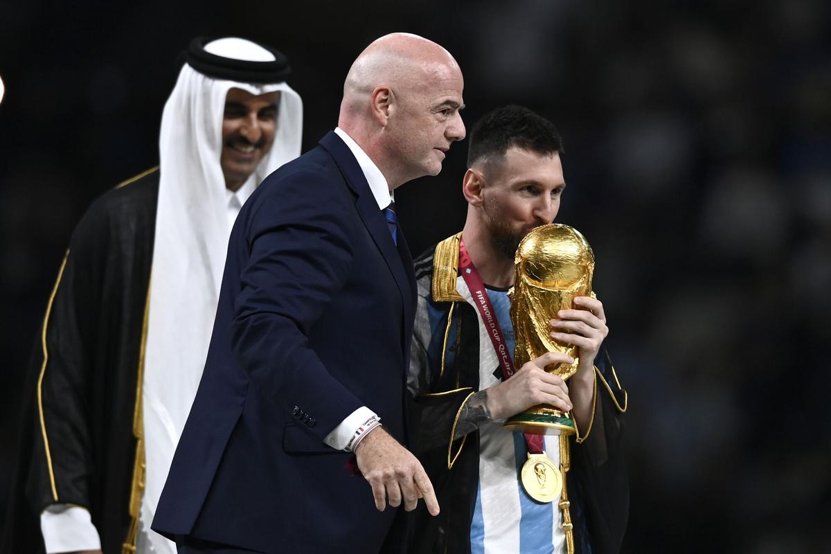 Foto Fabio Ferrari/LaPresse - 18 Dicembre 2022 Lusail, Qatar - Sport - Calcio - Qatar 2022 - Coppa del Mondo Fifa - Argentina vs Francia - Finale - Lusail Iconic Stadium - Nella foto: Lionel Messi (Argentina) riceve la coppa da Sheikh Tamim bin Hamad Al Thani, Emir of Qatar, Gianni Infantino December 18, 2022 Lusail, Qatar - sport - Soccer - Qatar 2022- Fifa World Cup - Argentina vs Francia - Final - Lusail Iconic Stadium In the pic: Lionel Messi (Argentina) Sheikh Tamim bin Hamad Al Thani, Emir of Qatar, Gianni Infantino