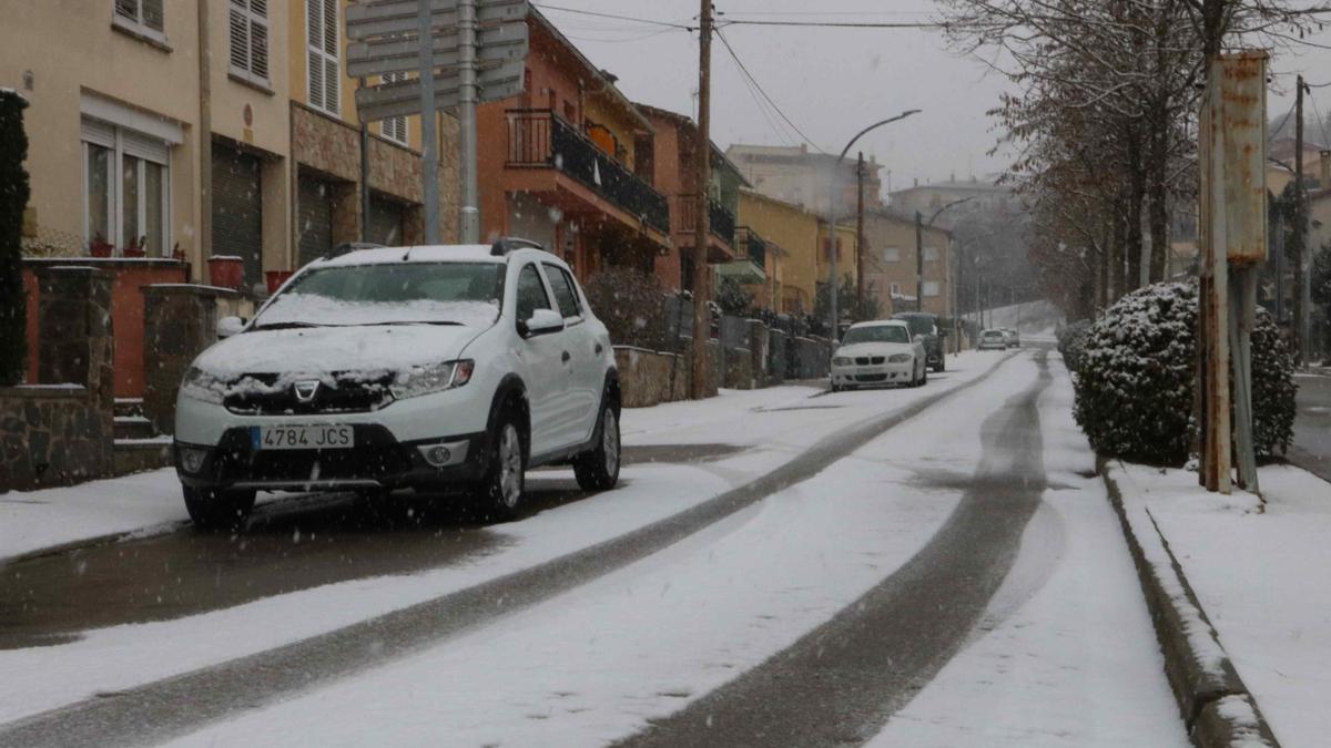 Vídeo: La neu arriba a Sant Hilari Sacalm i hi deixa petits gruixos
