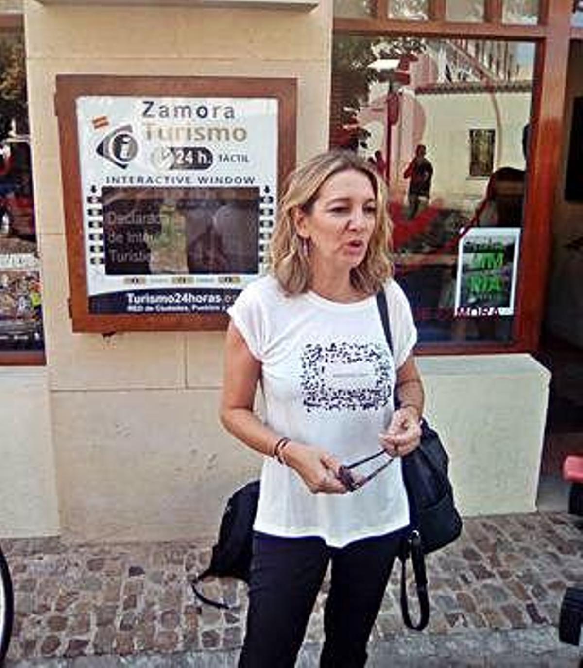 Estrella Torrecilla, ayer junto a la Oficina de Turismo Municipal.